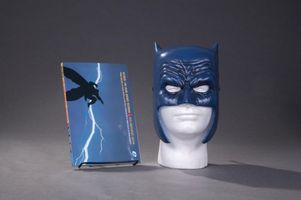 The Dark Knight Returns Book & Mask Set